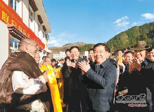 11月3日,省委书记,省人大常委会主任王三运在卓尼县尼巴乡尼巴村,江车