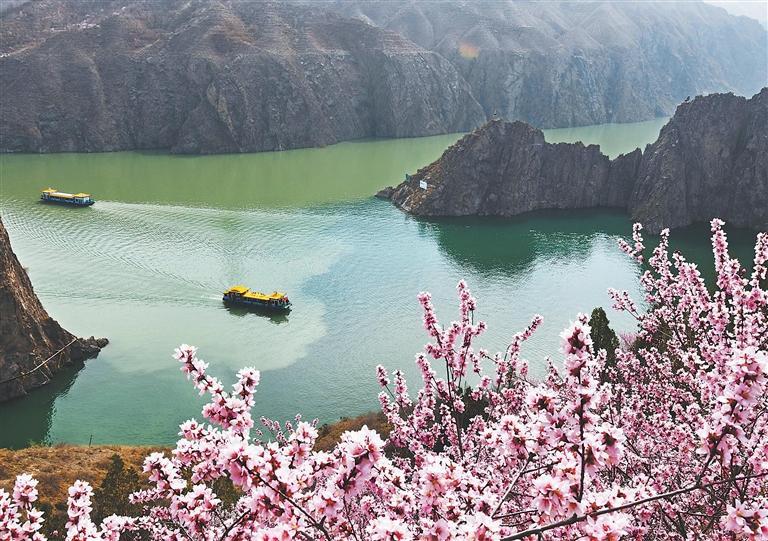 永靖县刘家峡水库碧波荡漾,春意盎然