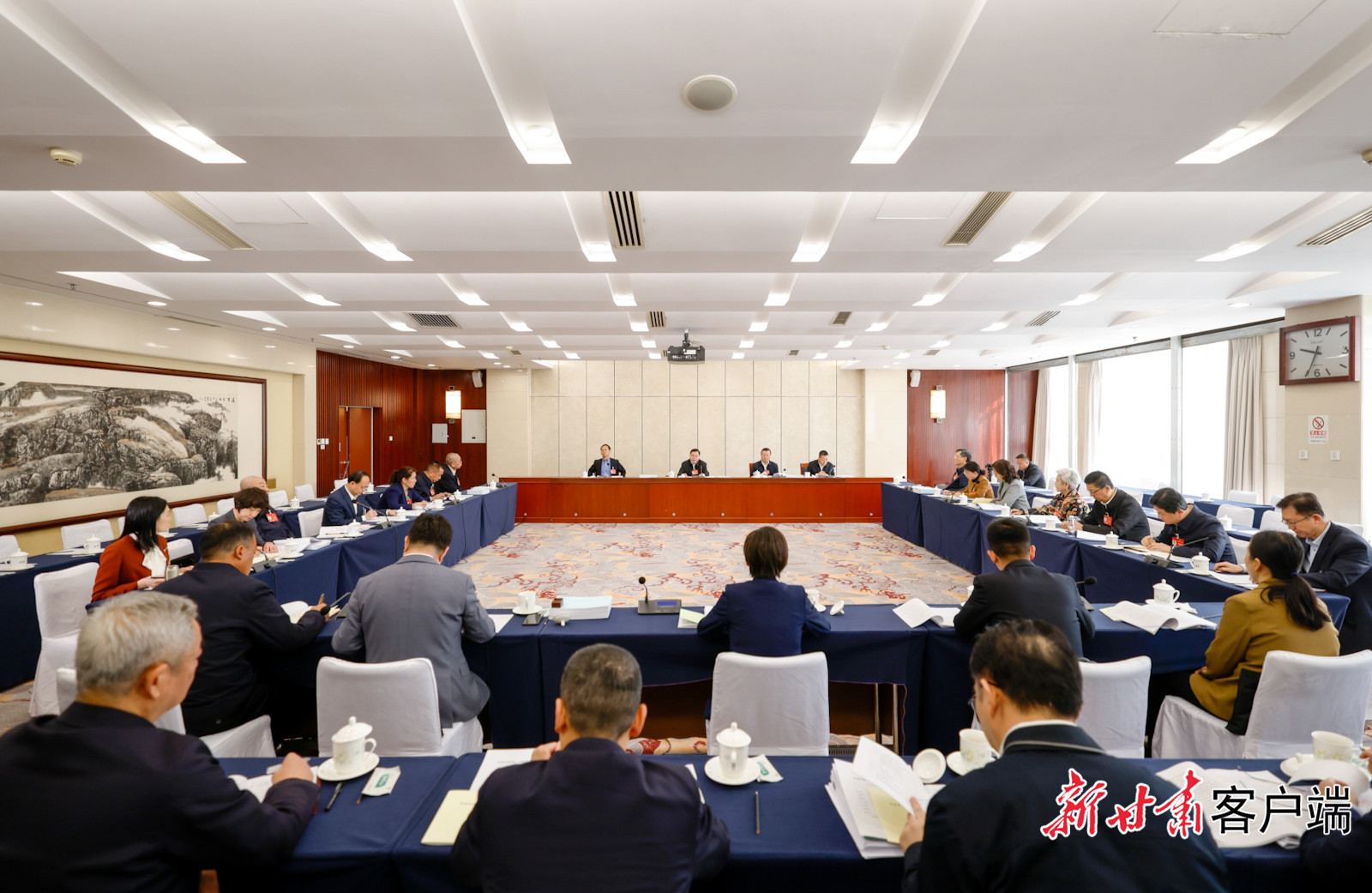 甘肃代表团举行小组会议